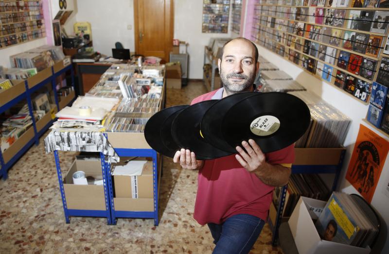 Carlos Pedreño, con varios vinilos de su tienda Charly Blues.