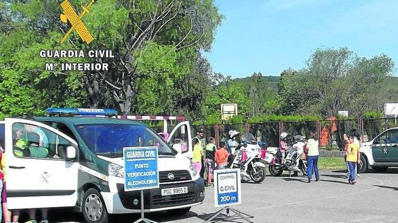 Grupos de alumnos observan en Guardo las diferentes unidades de la Guardia Civil.