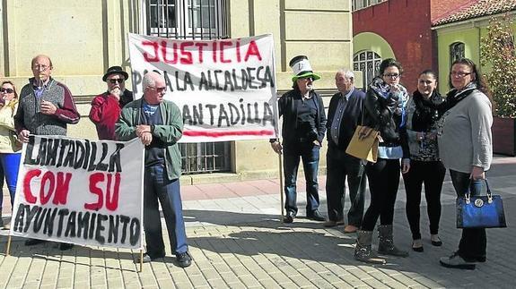 La alcaldesa de Lantadilla, Ana Escudero (a la derecha), con los vecinos antes del juicio del pasado 20 de mayo.