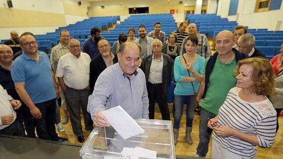 Mariano Suárez, alcalde de la Cistérniga, deposita su voto en la reunión de alcaldes y concejales socialistas celebrada ayer en la Cistérniga. 