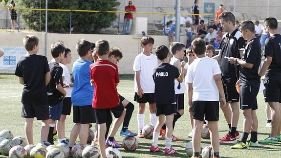 Un grupo de jóvenes, durante las pruebas de cantera de Unionistas de hace dos semanas. 