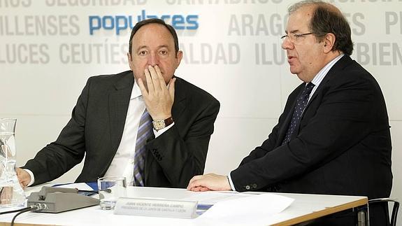 El presidente del Partido Popular de Castilla y León, Juan Vicente Herrera junto al presidente del PP de la Rioja, Pedro Sanz en la reunión del Comité ejecutivo Nacional del Partido. 