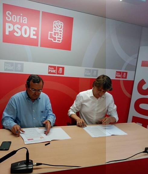 De Lózar y Martínez firman el acuerdo. 