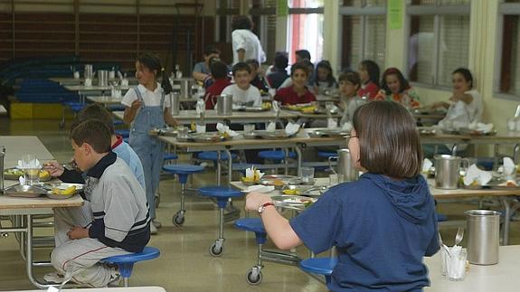 Alumnos de un colegio de Valladolid, durante una comida en el centro 