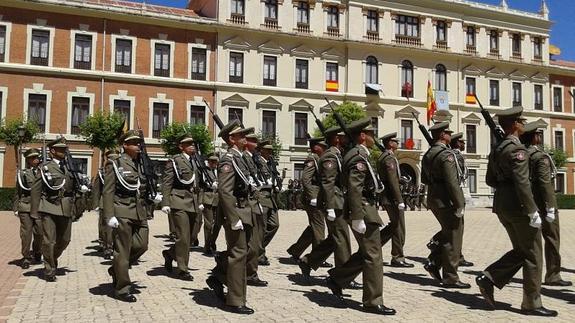 Cadetes durante el acto de clausura de la Academia de Caballería. 