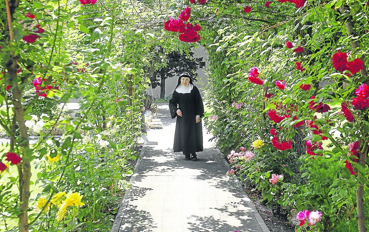 La abadesa de las Agustinas recoletas pasea por el jardín el pasado miércoles. 