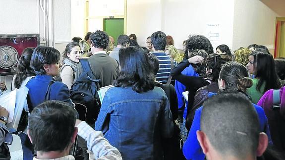 Aspirantes esperan el inicio de una de las pruebas.