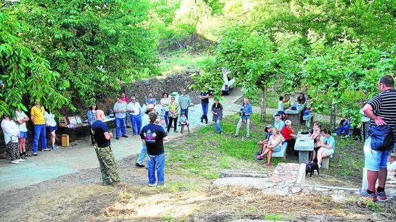 Participantes al viaje sonoro antes de iniciarse, en la presentación que tuvo lugar en el Caño Chico de San Miguel de Robledo. 