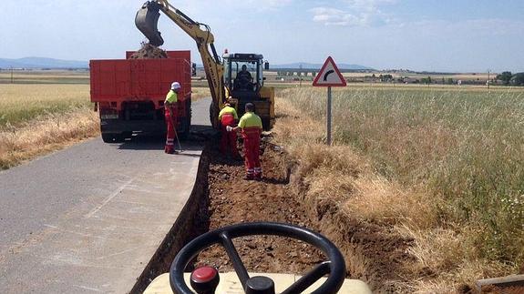 Operarios de la Diputación, en una de las obras que se están acometiendo en una carretera de la provincia. 