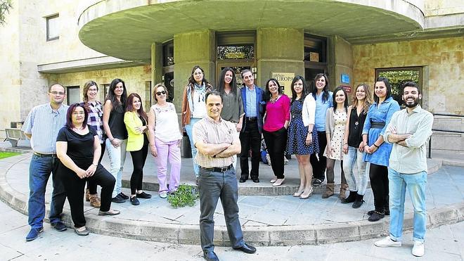 Parte del equipo del Centro de Atención Integral al Autismo (Infoautismo) de la Universidad de Salamanca, dirigido por Ricardo Canal (en primer término en la imagen). 