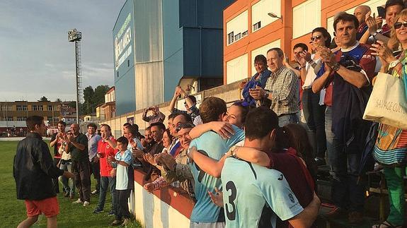 Jugadores y aficionados celebran el paseo logrado en Laredo. 