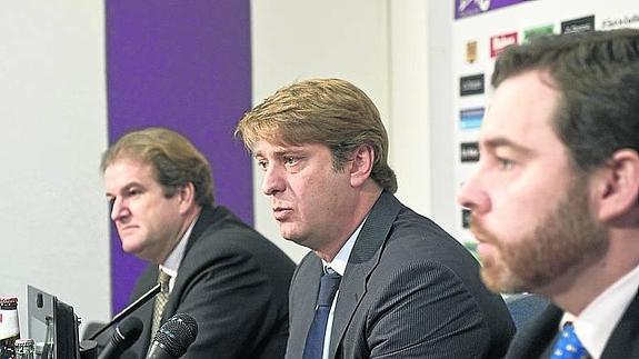 Carlos Suárez, entre los directivos Álvaro Ruiz de Alda y Jacobo de Salas, en diciembre de 2011, cuando anunció el concurso.