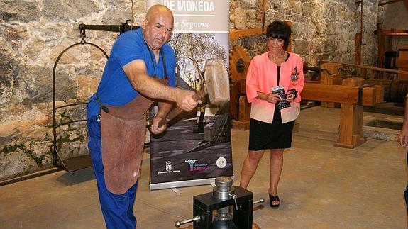 Rachid Nassar y Claudia de Santos, en la presentación de la prensa de martillo.