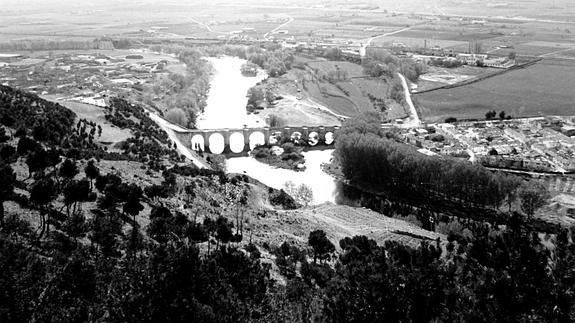 Imagen panorámica del puente de Cabezón con la localidad a ambos márgenes del Pisuerga. Esta fotografía fue publicada en El Norte de Castilla el 28 de abril de 1989.