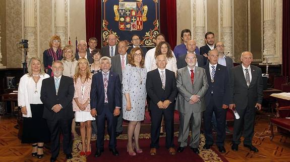 Los 25 diputados provinciales de Palencia posan al final de la constitución de la nueva corporación.