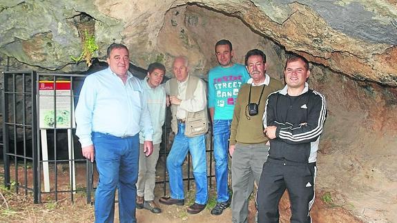 Luis Domingo González, tercero por la izquierda, en el Abrigo de las Cascarronas.