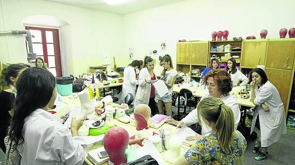 Un grupo de alumnas en una clase práctica dentro de las instalaciones del CIFP Rodríguez Fabrés. 