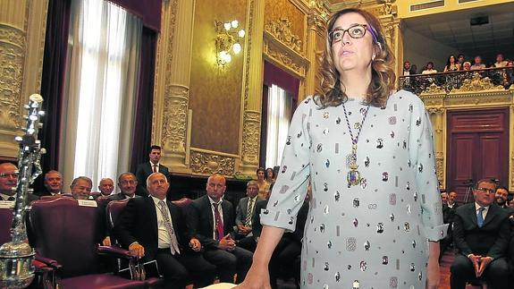 Ángeles Armisén jura su cargo de presidenta de la Diputación. 