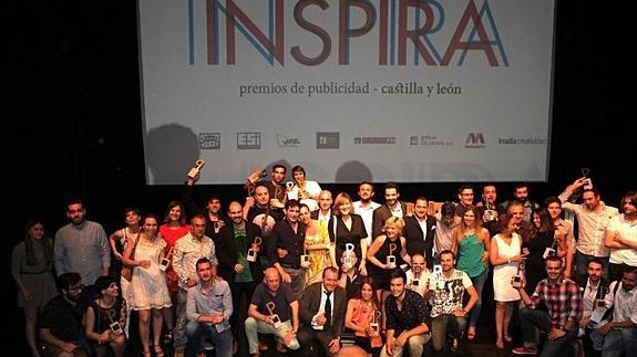 Todos los ganadores de los Premios Inspira con Fernando Cayo, que presentó la gala, en el centro de la imagen. 