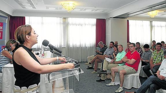 Miriam Andrés se dirige a sus compañeros durante el comité provincial.