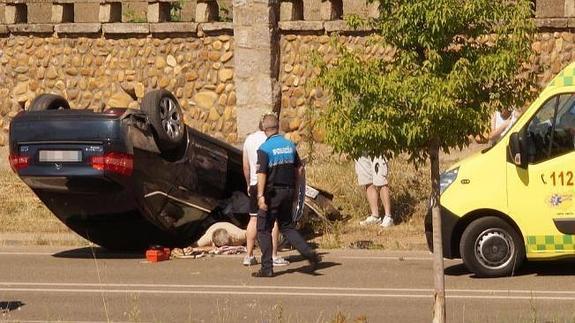 Imagen del lugar del accidente, con el conductor herido.