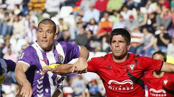 Rueda pelea la posición con Kijera, del Mirándes. 