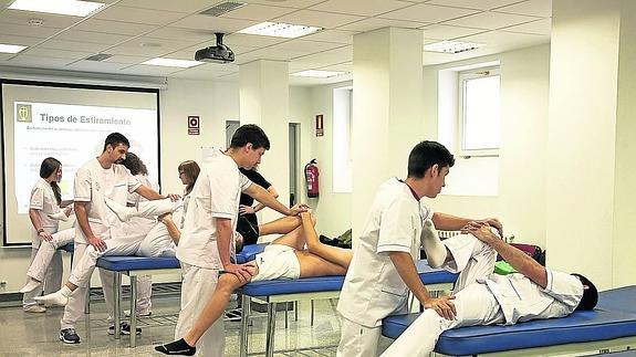 Sesión práctica de los estudiantes de la Facultad de Enfermería y Fisioterapia Salus Infirmorum.