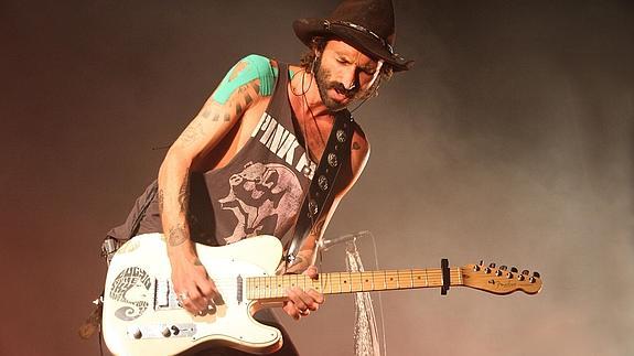 El excomponente de Pereza Miguel Conejo, Leiva, durante el concierto que ofreció ayer en Segovia.