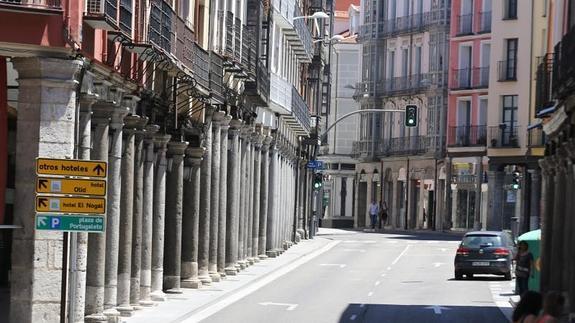 La calle Vicente Moliner de Valladolid, desierta por el calor. 