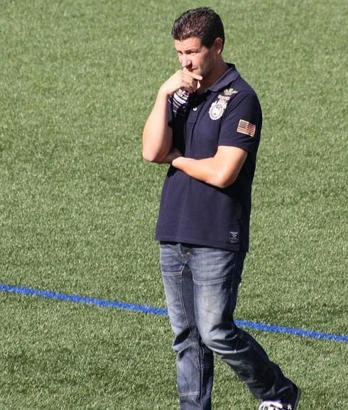 Fernando Estévez, pensativo durante un partido del Guijuelo. 