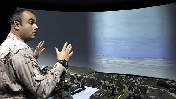 Un militar explica el contenido de una de las pruebas ante un simulador. Diego de Miguel-Ical