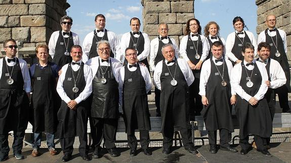 Los miembros de la Asociación de Sumilleres de Segovia, junto al Acueducto con el premiado, Carlos González Huerta.