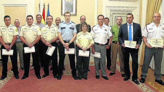 Los vigilantes premiados posan junto a otros miembros de la Comisión de Coordinación de la Seguridad Privada. 