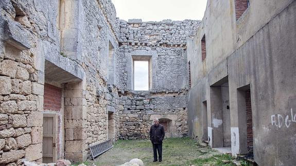 Vicente Robisco, alcalde de Navares de las Cuevas, en el palacete del siglo XVII. Ical