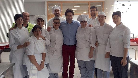 Pepe Rodríguez posa con alumnos y profesores El Norte