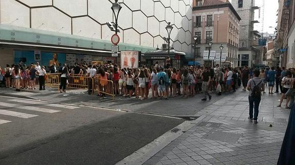 Cientos de fans esperan la firma de Gemeliers