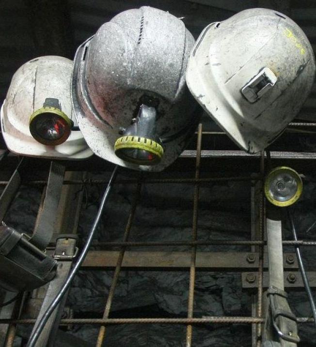 Cascos de mineros colgados