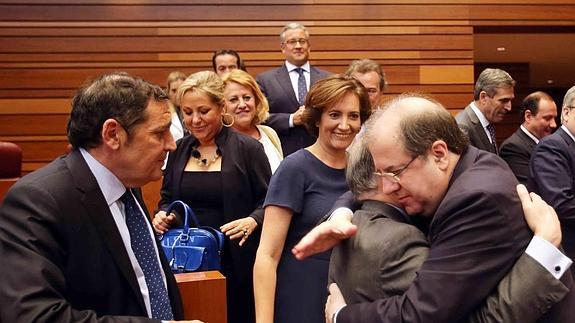 Juan Vicente Herrera abraza al consejero de Economía, Tomás Villanueva, en presencia de Josefa García Cirac y Antonio Sáez tras el pleno de investidura del candidato a la Presidencia de la Junta de Castilla y León. 