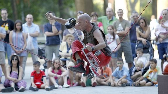 Sinkeli realiza un ejercicio de equilibrio sobre la cuerda floja ante el asombro del público congregado en el parque del Salón.