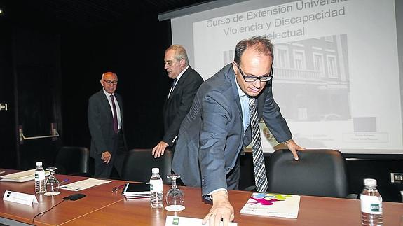El presidente de Feaps Castilla y León, Juan Pérez; Juan de Dios Casquero, director del centro asociado de la UNED; y Carlos Raúl de Pablos, director general de Familia y Políticas Sociales, ayer, en la clausura del curso. 
