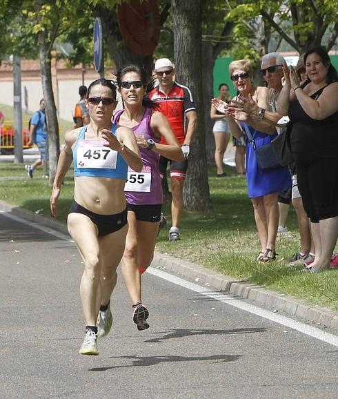 Elisa Hernández supera en la meta a Cristina García. Merche de la Fuente