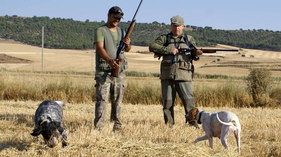 Cazadores durante una jornada de la media veda.