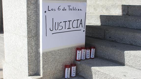Cartel y velas depositadas a la puerta del juzgado
