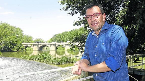  Prudencio Herrero posa junto al Puente Mayor en Palencia. 