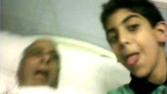 John Osama colgó este 'selfie' junto al cuerpo de su abuelo, recién fallecido.