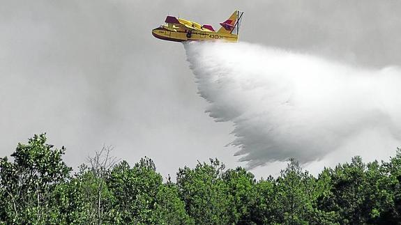 Un avión descarga agua el pasado domingo en la zona del incendio, en el término de Villarrobejo.