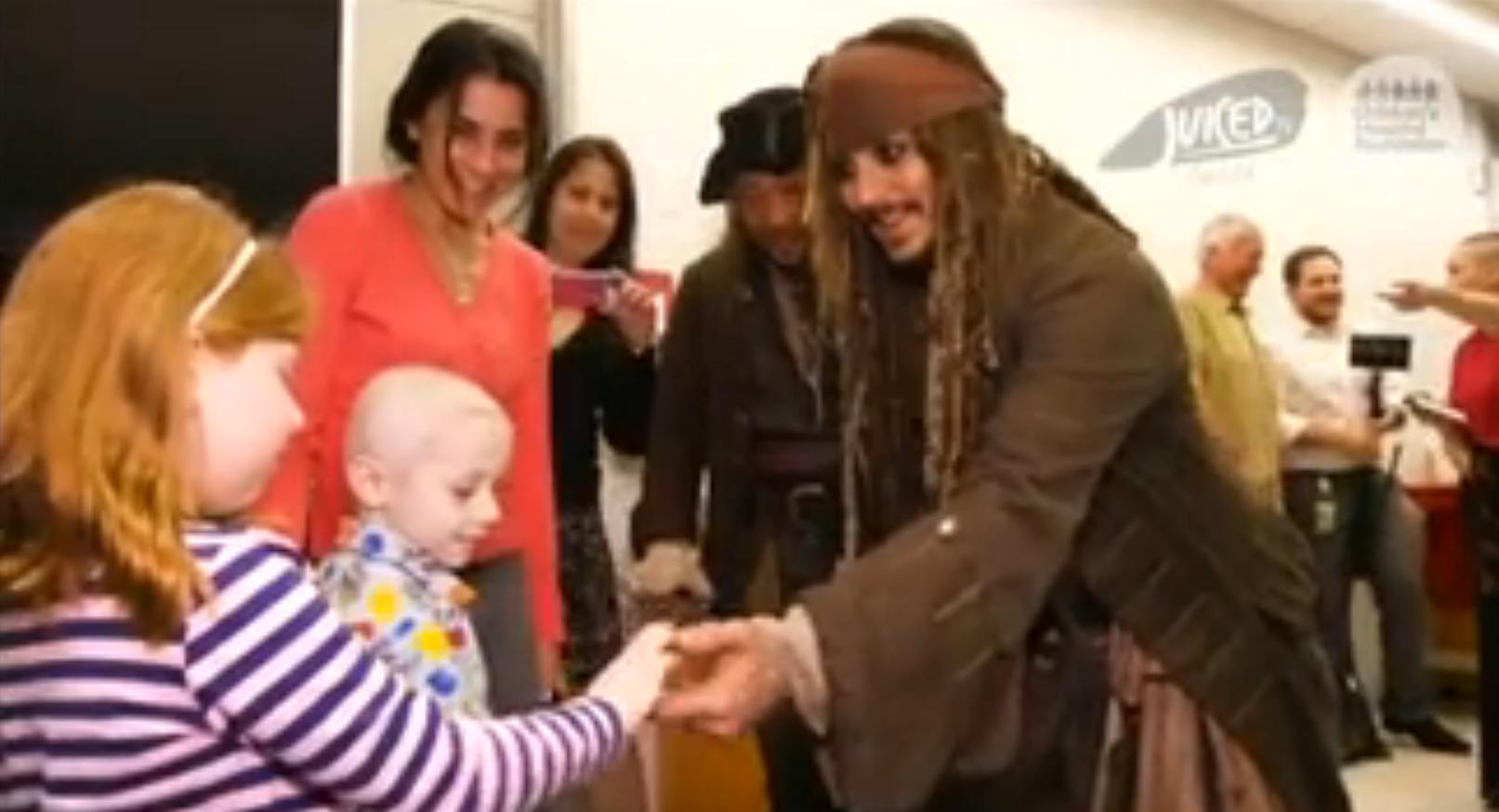 Johnny Depp visita un hospital infantil caracterizado de Jack Sparrow