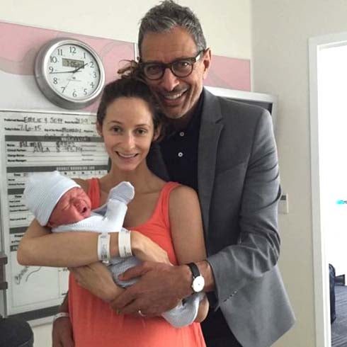 Jeff Goldblum con su esposa y bebé.