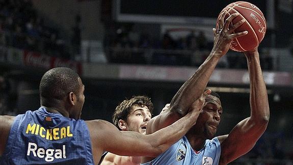 Lamont Barnes se hace con la pelota en un partido del Estudiantes. Paco Campos