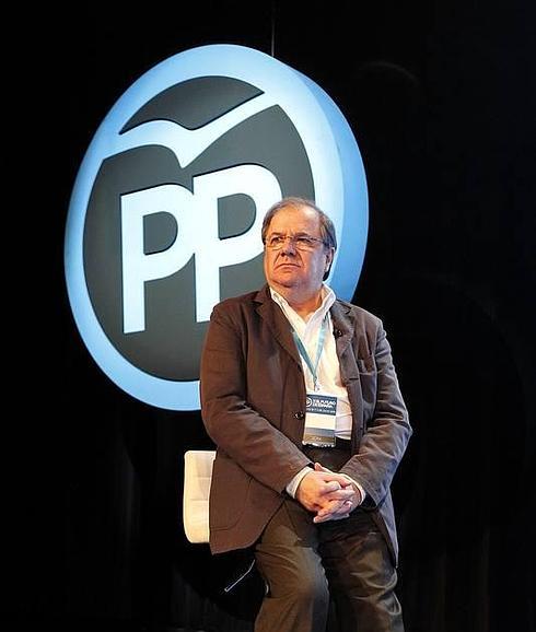 El presidente del PP de Castilla y León, Juan Vicente Herrera asiste a la Conferencia Política, en la imagen junto a un grupo de asistentes Burgaleses.